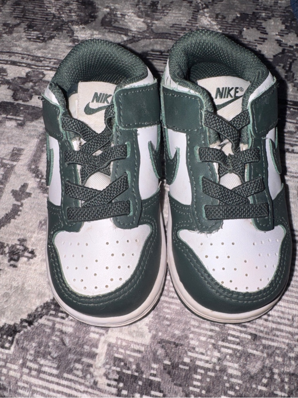Nike Kids White and Dark Green Low-Top Sneakers with Hook-and-Loop Strap
